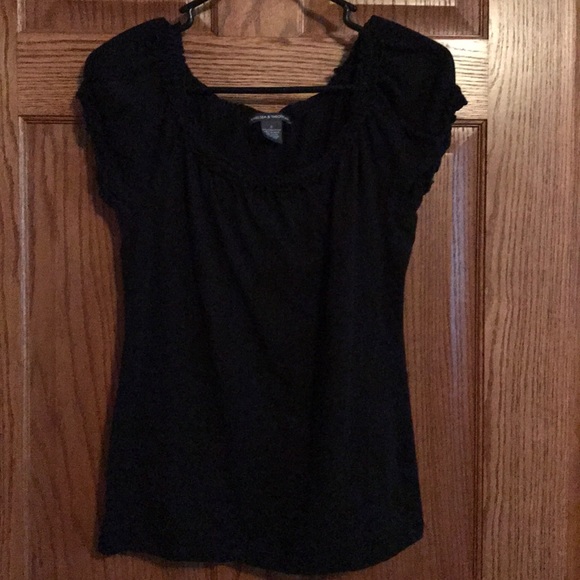 Chelsea & Theodore Short Sleeve Black Top - Picture 1 of 4